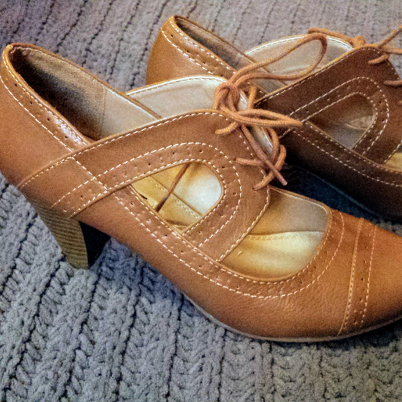 American Eagle Outfitters Shoes - American Eagle Tan Oxford Heels